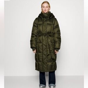 🙌 BNWT GAP Belted Puffer Size M